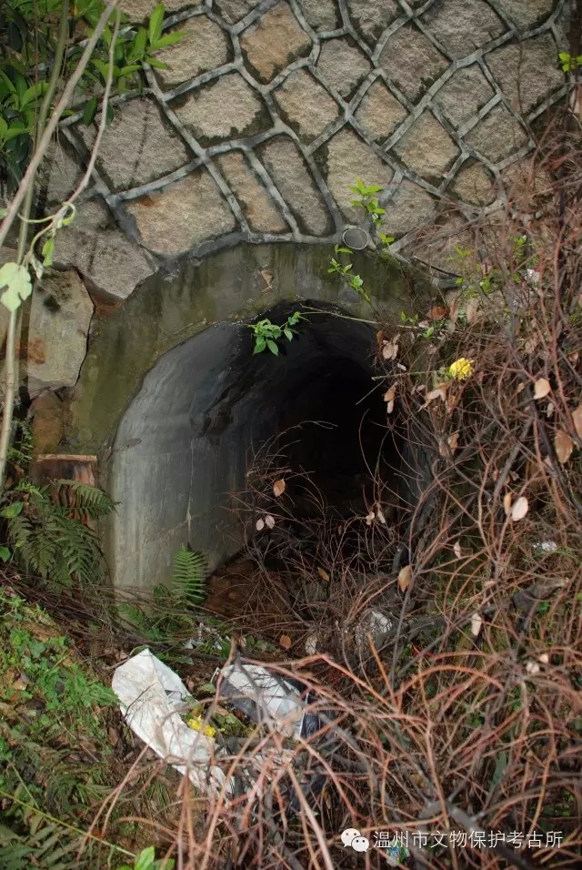 翠微山日军工事遗址,现存防空洞一处,位于温州市翠微山烈士陵园纪念碑